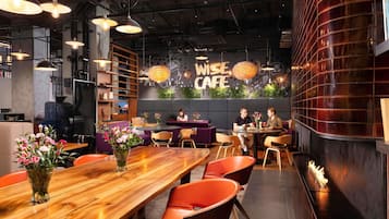 تقديم الغداء والعشاء