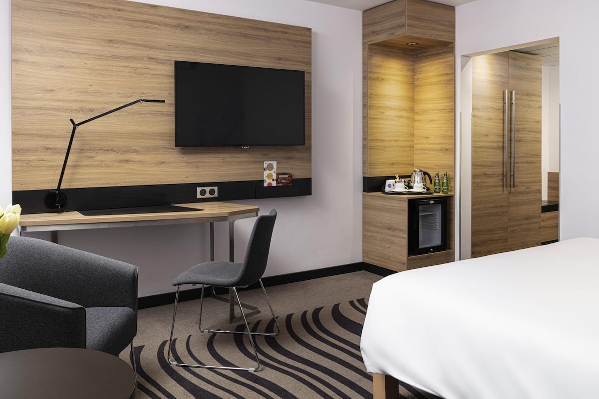Executive Room, 1 Katil Ratu (Queen) | Peralatan tempat tidur hipoalergenik, peti besi dalam bilik, meja