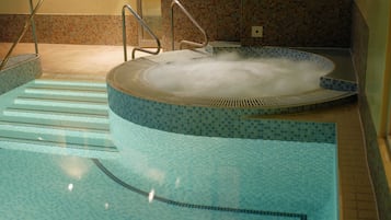 Bañera de hidromasaje cubierta