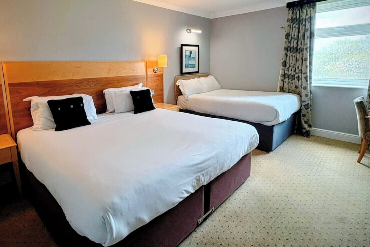 Ambassador Room | In-room safe, desk, laptop workspace, blackout drapes