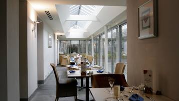 2 restaurants, breakfast served