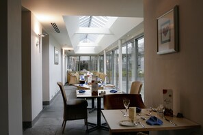 2 restaurants, breakfast served