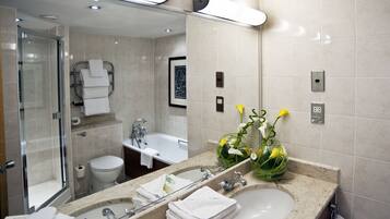 Suite Deluxe | Bagno | Set di cortesia gratuito, asciugacapelli, asciugamani