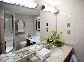 Deluxe Suite | Bathroom | Free toiletries, hair dryer, towels - Apollo Hotel (Basingstoke)
