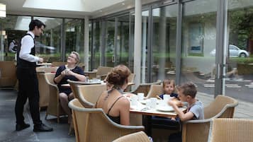 2 restaurants, breakfast served