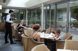 2 restaurantes; se sirven desayunos 