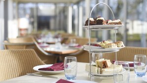 2 か所のレストラン : 朝食、ランチ、ディナーに営業