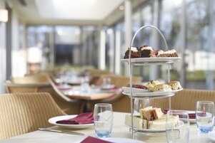2 restaurantes; se sirve desayuno, almuerzo y cena