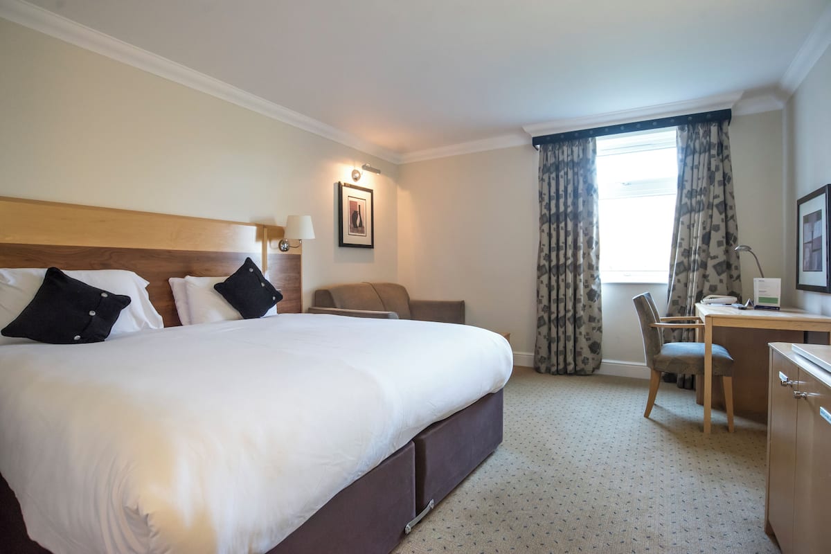 Caja de seguridad en la habitación y escritorio