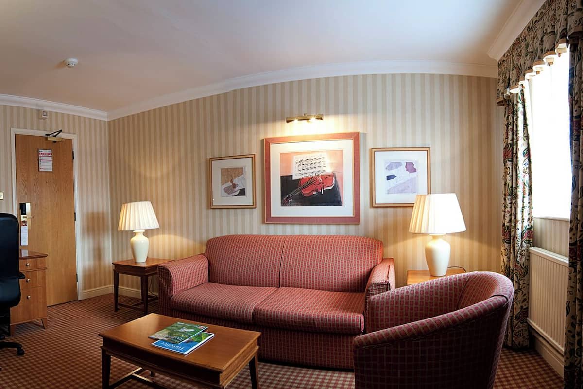 Caja de seguridad en la habitación y escritorio