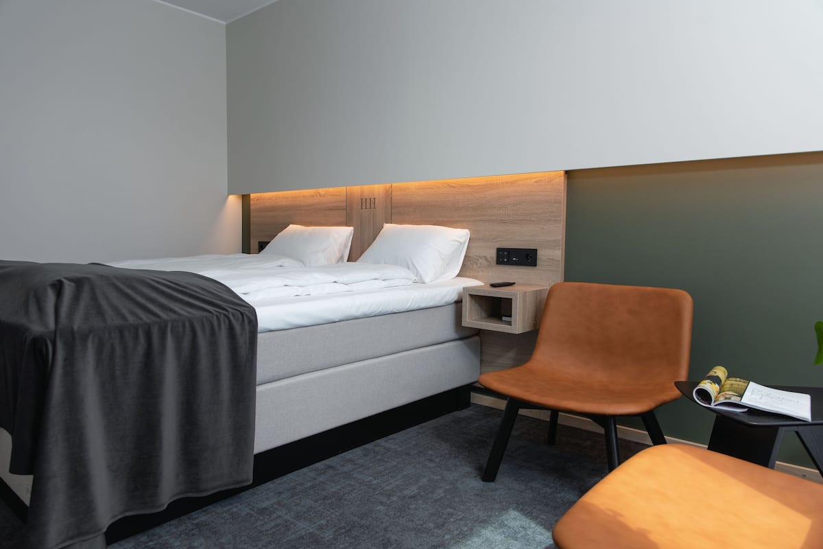 blackout curtains, free wifi, bed sheets