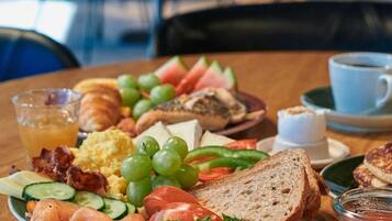 Café da manhã com buffet grátis todos os dias