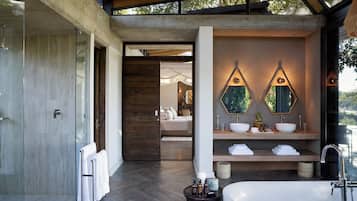 Suite (River Suite) | Badkamer | Een aparte badkuip en douche, designer toiletartikelen, een haardroger