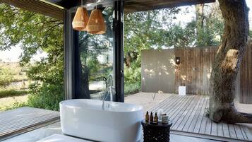 River Suite | Bathroom | Separate tub and shower, designer toiletries, hair dryer, bathrobes