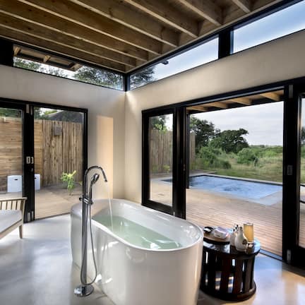 River Suite | Bathroom | Separate tub and shower, designer toiletries, hair dryer, bathrobes