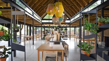 供應早餐、午餐及晚餐