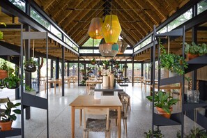 Petit-déjeuner, déjeuner et dîner servis sur place