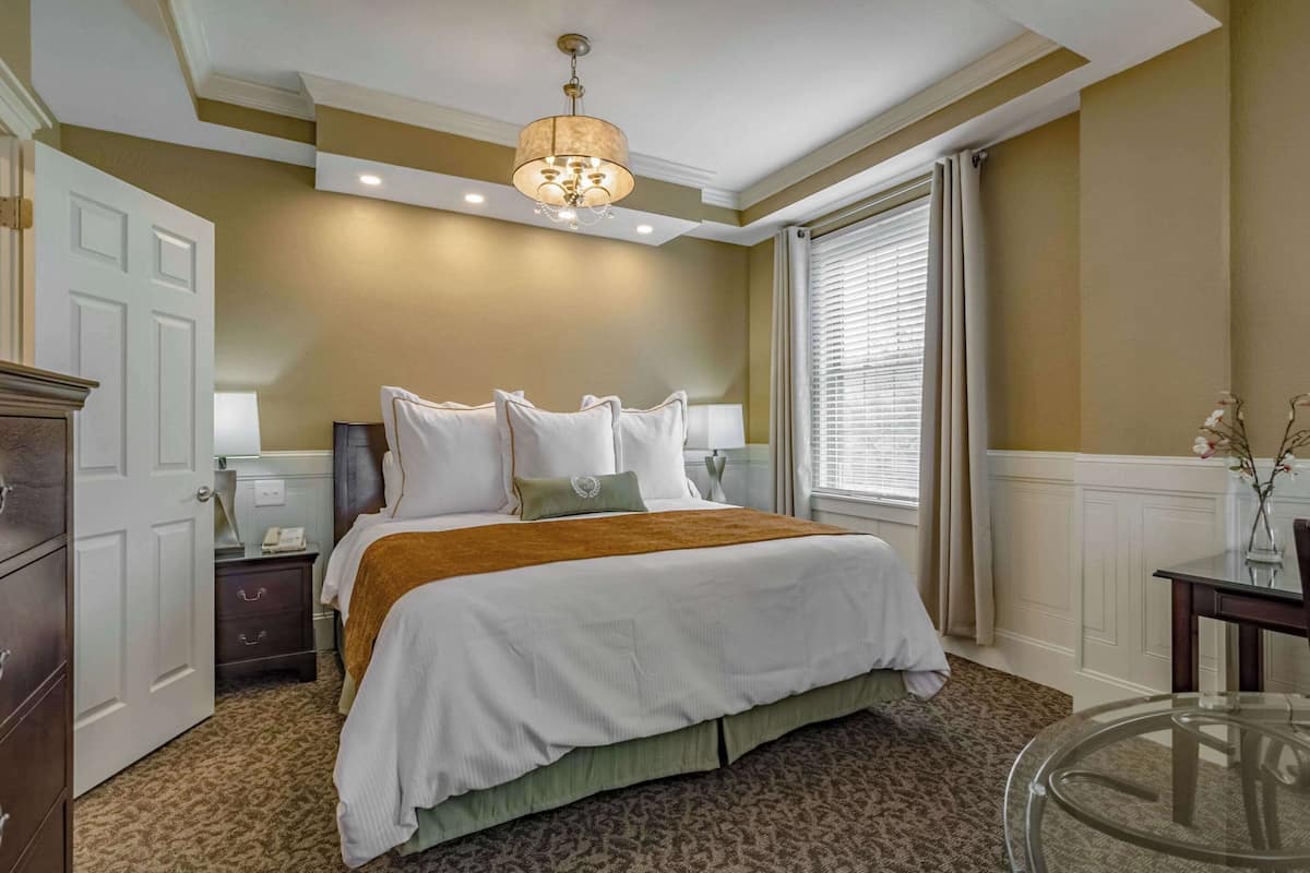 executive suite | pillow-top beds, in-room safe, desk, laptop workspace