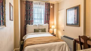 เตียงพร้อมฟูกเสริมที่นอน, ตู้นิรภัยในห้องพัก, โต๊ะทำงาน