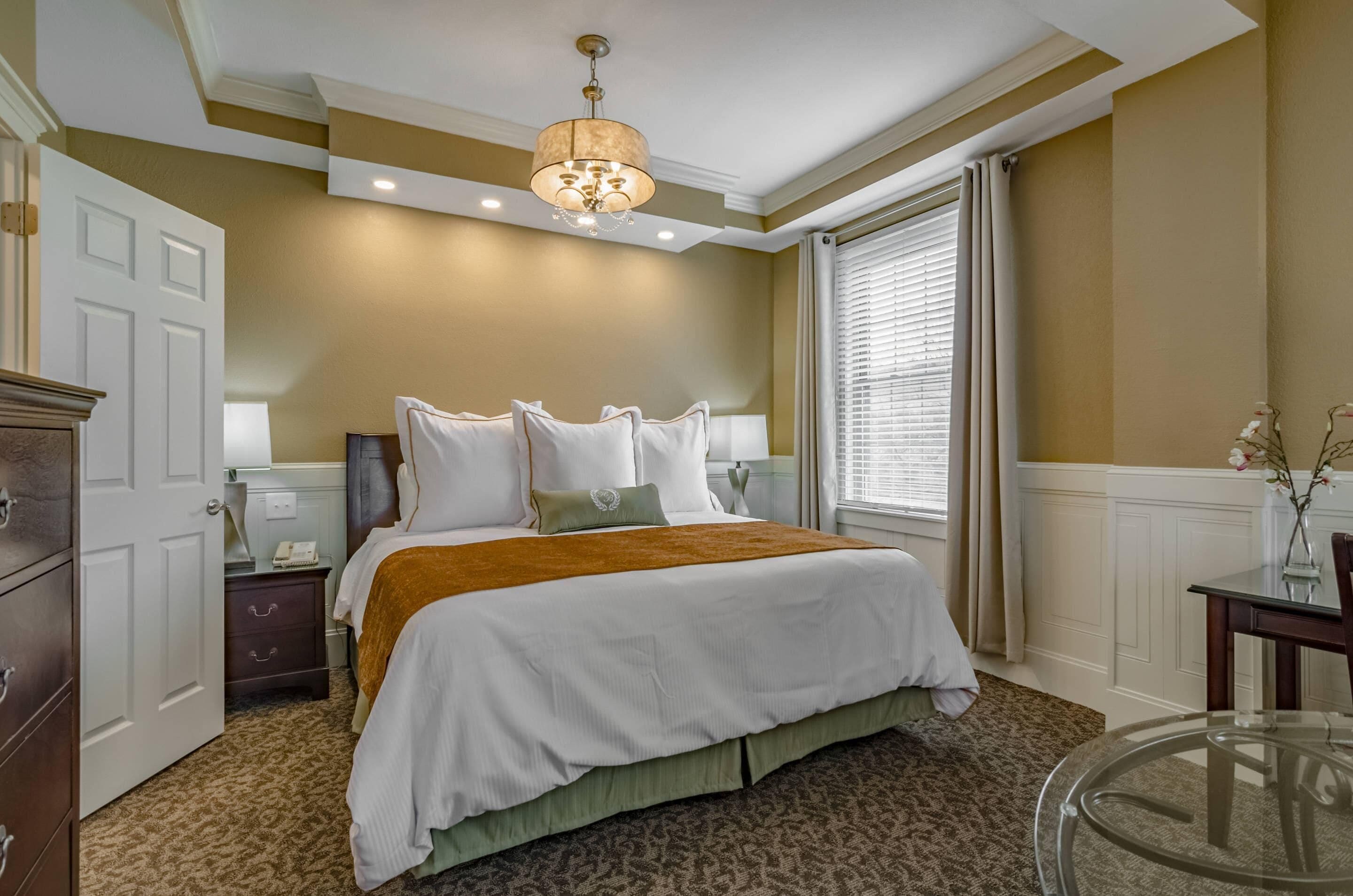 Executive Suite | Pillowtop beds, in-room safe, desk, laptop workspace