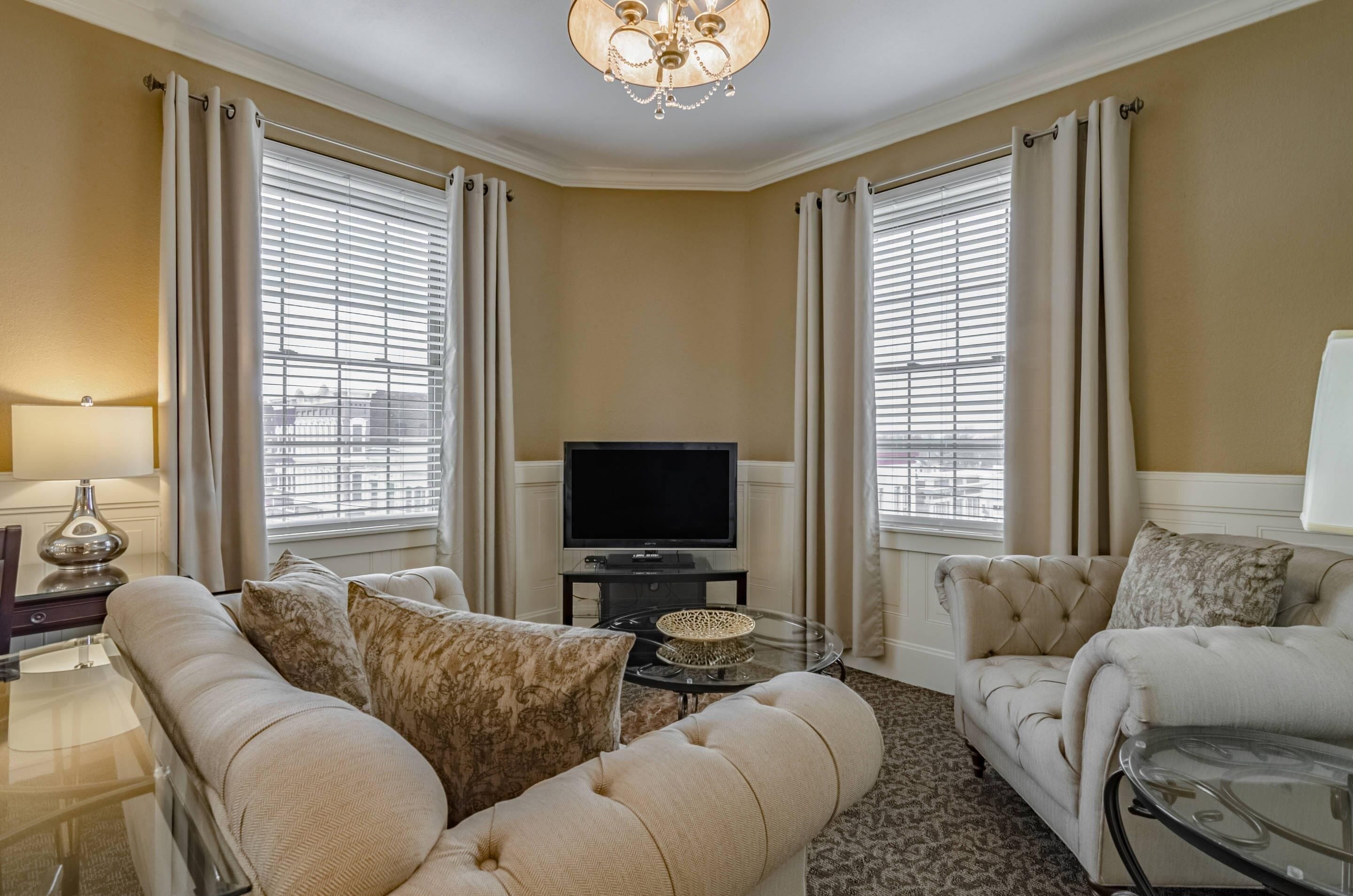 Executive Suite | Senger med overmadrass, safe på rommet og skrivebord