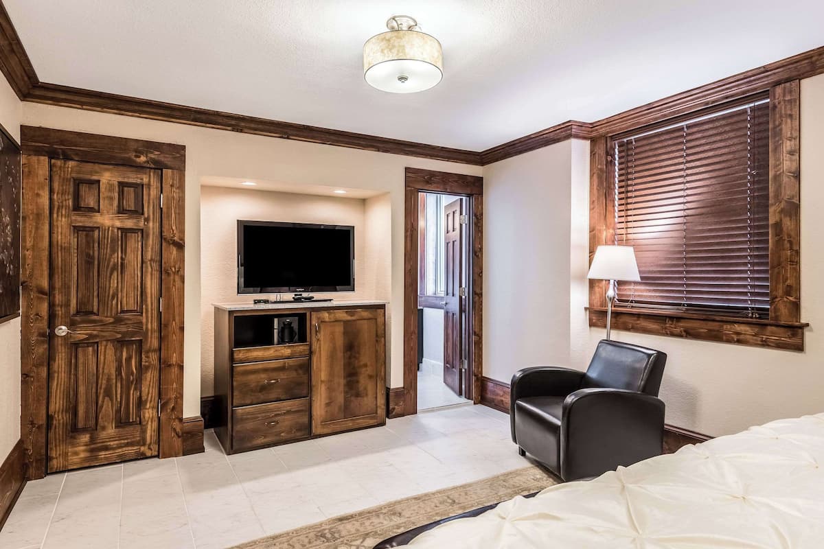 pillow-top beds, in-room safe, desk, laptop workspace