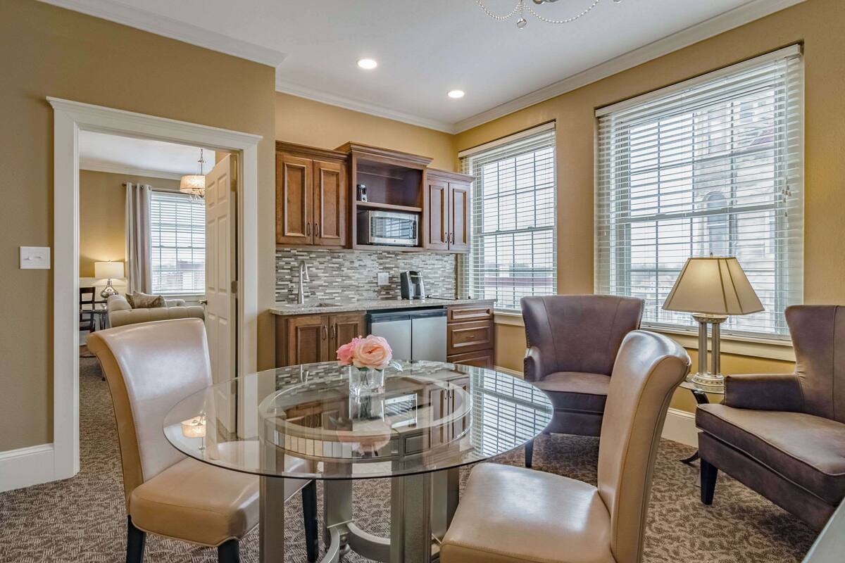 executive suite | pillow-top beds, in-room safe, desk, laptop workspace