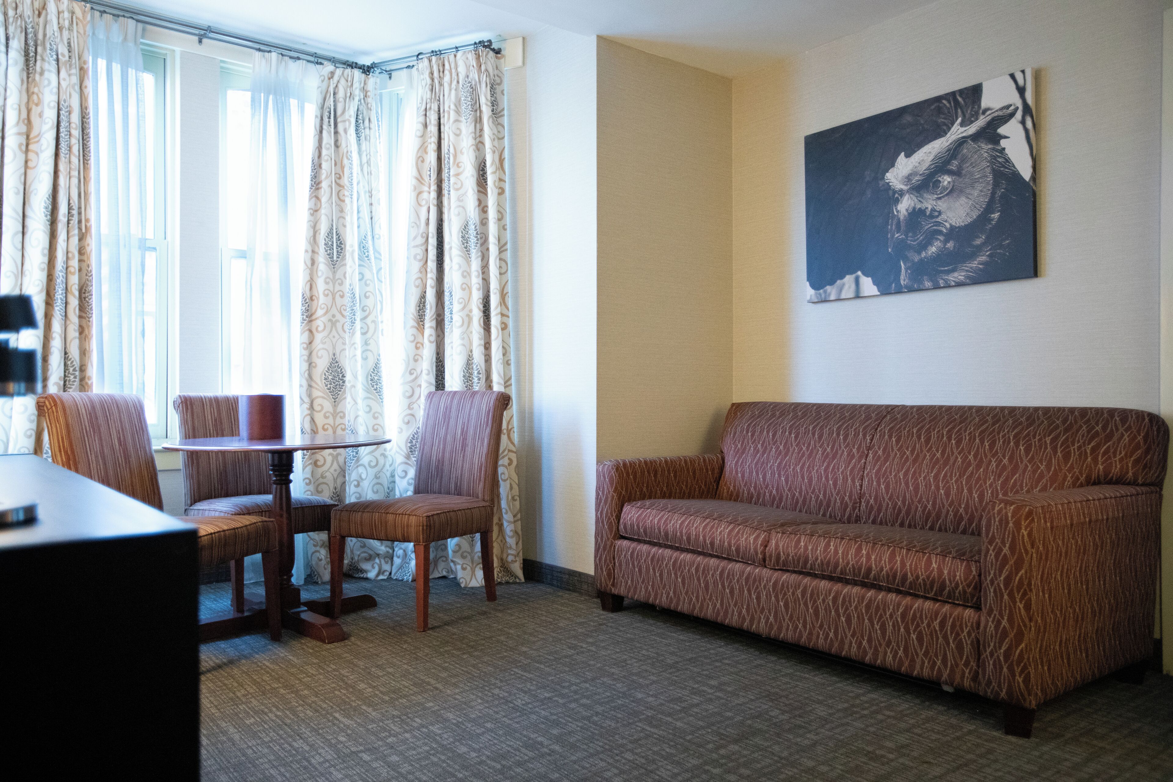 豪華套房, 1 張特大雙人床和 1 張沙發床 | 高級寢具、客房  內保險箱、書桌、筆電工作空間