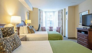 Kamar Standar, 2 Tempat Tidur Queen | Seprai premium, brankas, meja kerja, dan ruang kerja ramah laptop