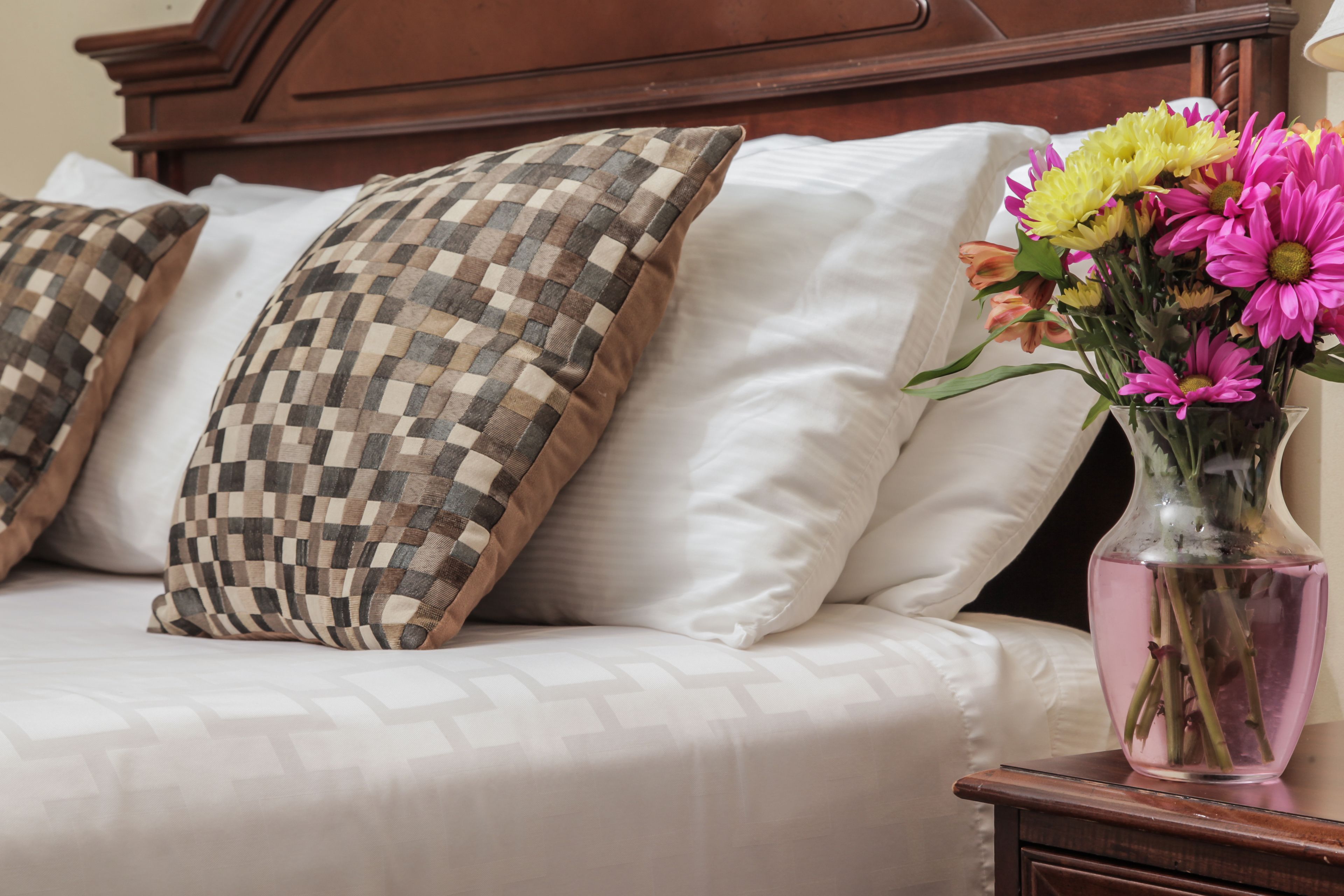 standard room, 1 queen bed | premium bedding, in-room safe, desk, laptop workspace