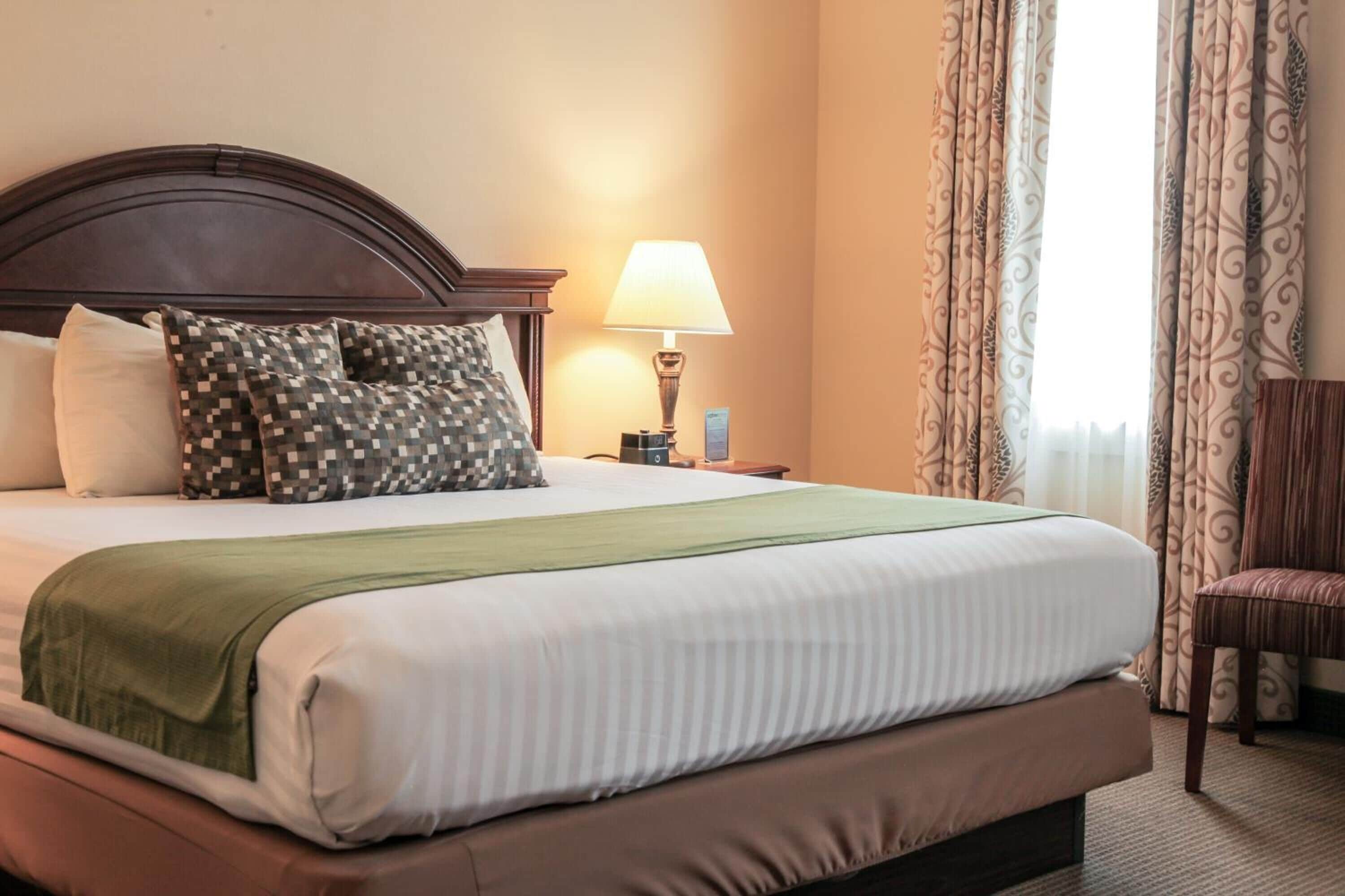 أغطية فراش متميزة وخزنة داخل الغرفة ومكتب ومساحة عمل للكمبيوتر المحمول