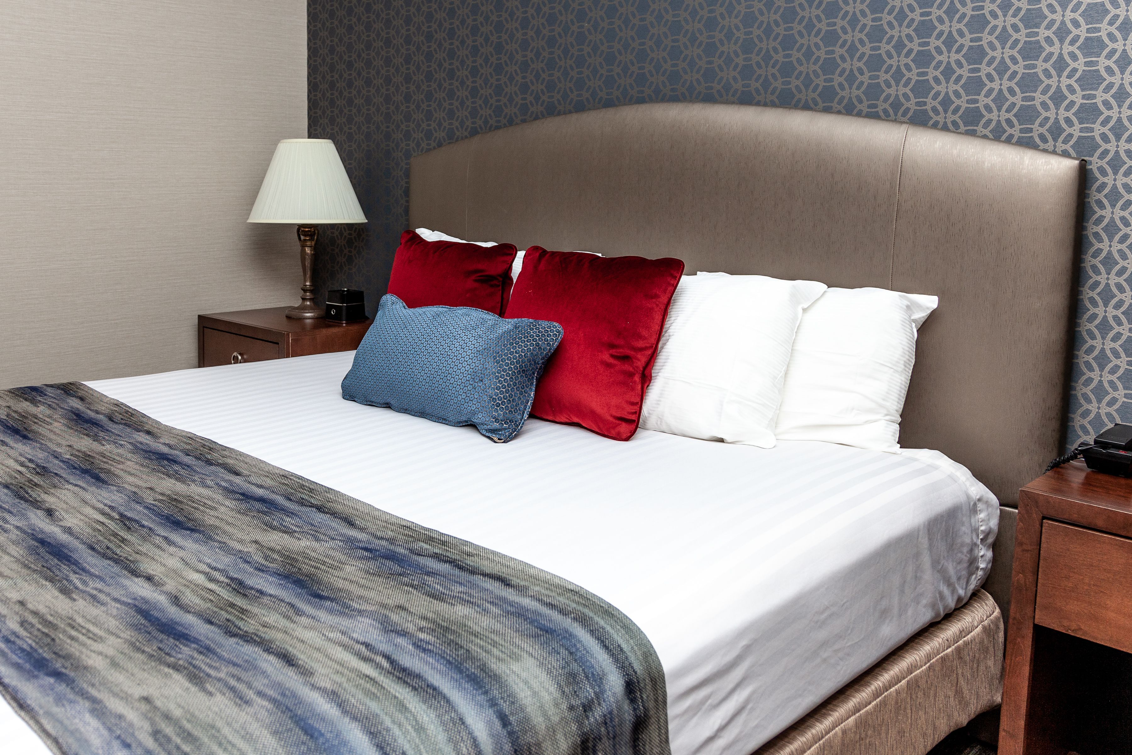 standard room, 1 queen bed | premium bedding, in-room safe, desk, laptop workspace