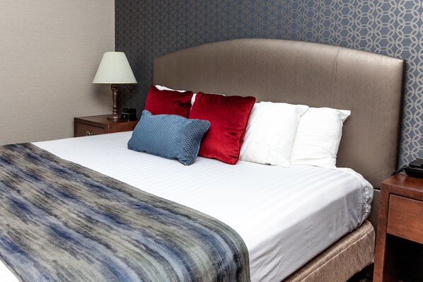 Standard Room, 1 Queen Bed | Premium bedding, in-room safe, desk, laptop workspace