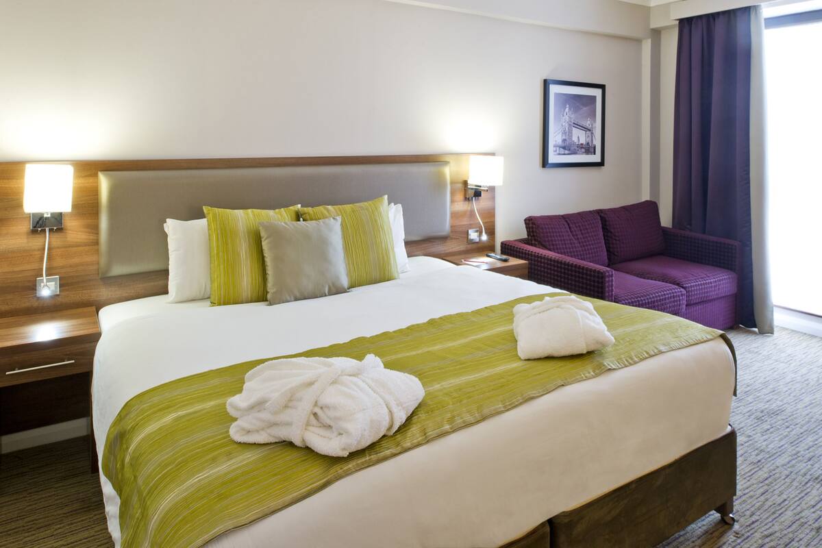 Executive Room | Premium bedding, in-room safe, desk, blackout drapes