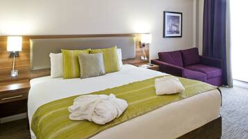 Executive Room | Premium bedding, in-room safe, desk, blackout drapes