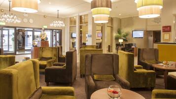 Serves lunch and dinner