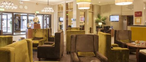 Serves lunch and dinner