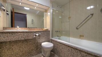 Combined shower/tub, free toiletries, hair dryer