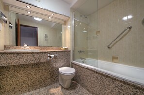 Combined shower/tub, free toiletries, hair dryer - Clarion Collection Croydon Park Hotel (Croydon)