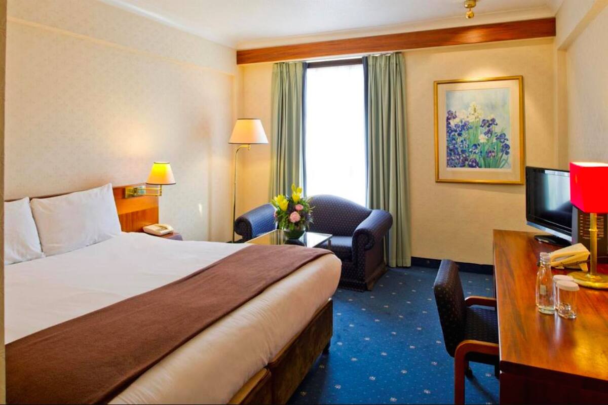 Standard Room, 1 Queen Bed, Non Smoking | Premium bedding, in-room safe, desk, blackout drapes