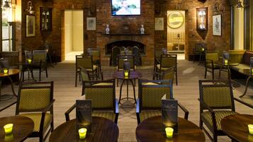 Serves lunch and dinner