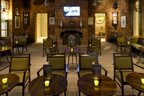 Serves lunch and dinner