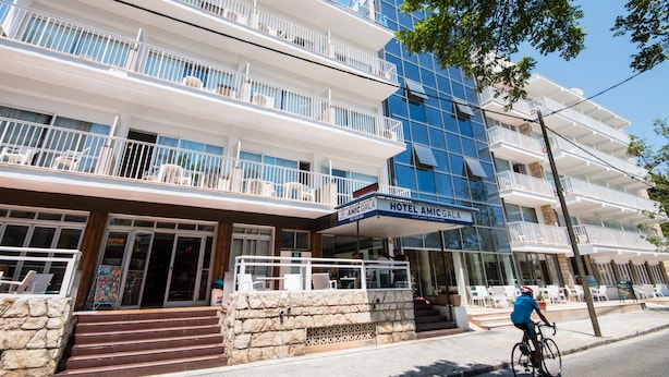 A hotel with multiple balconies, a stone facade, and a clear blue sky. - Hotel Amic Gala (Palma de Mallorca)
