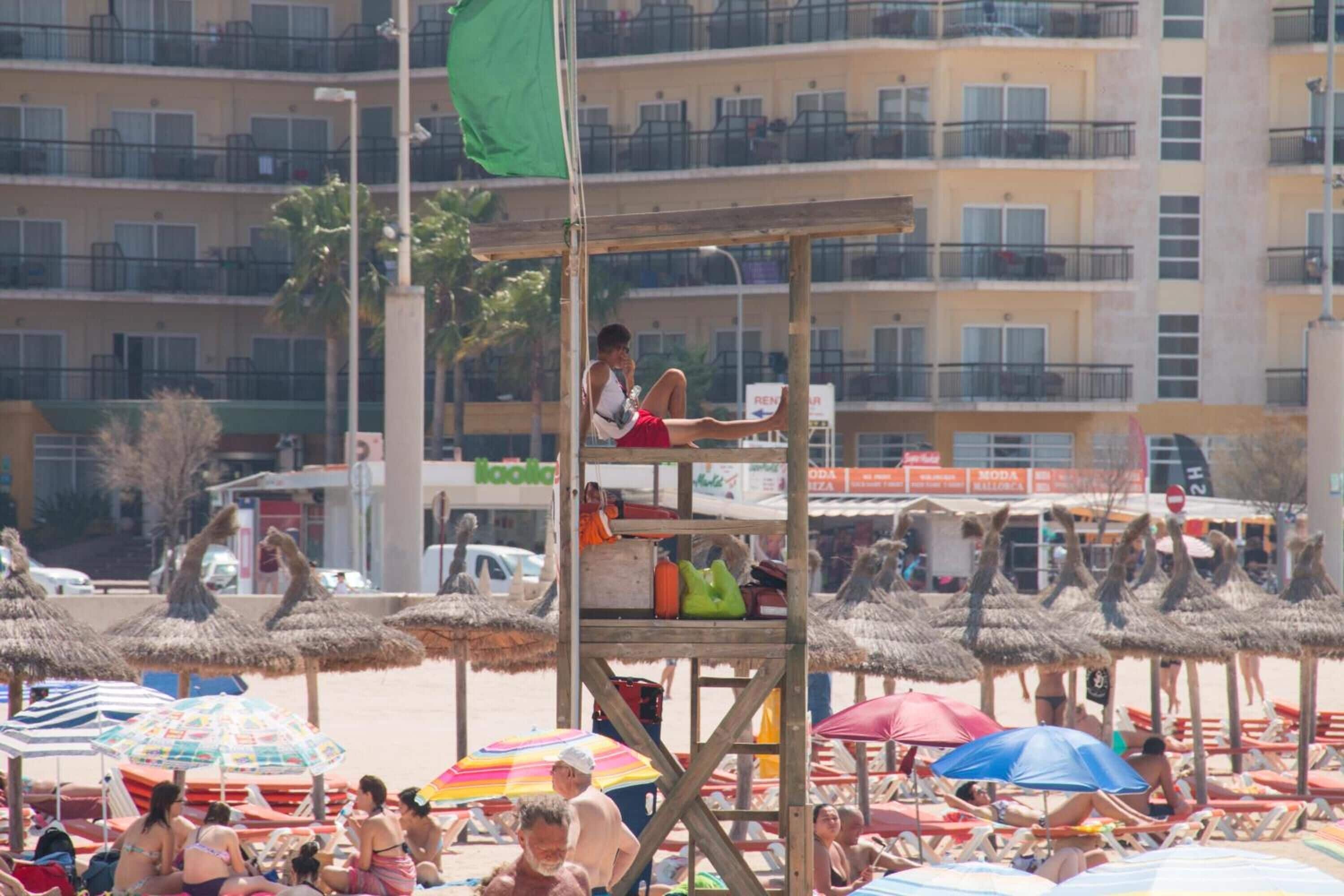 breakfast, lunch and dinner served