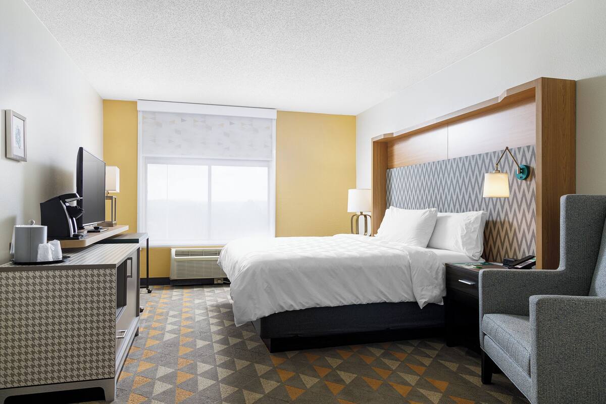 Premium bedding, down comforters, desk, laptop workspace