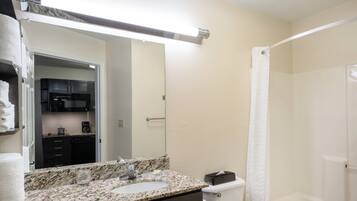 Combined shower/tub, free toiletries, hair dryer, towels