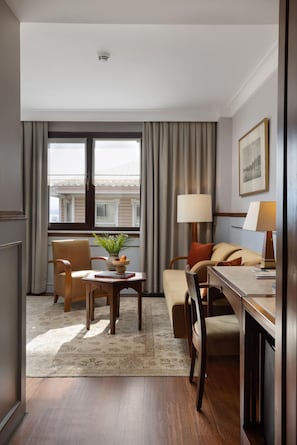 Junior Suite, Sea View | 1 bedroom, minibar, in-room safe, individually decorated
