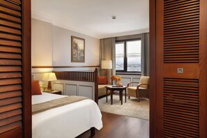 Junior Suite, Sea View | 1 bedroom, minibar, in-room safe, individually decorated