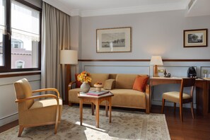 Suite – junior, sjøutsikt | Minibar, safe på rommet, individuelt dekorert og skrivebord