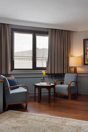Junior-Suite | 1 Schlafzimmer, Minibar, Zimmersafe, individuell dekoriert